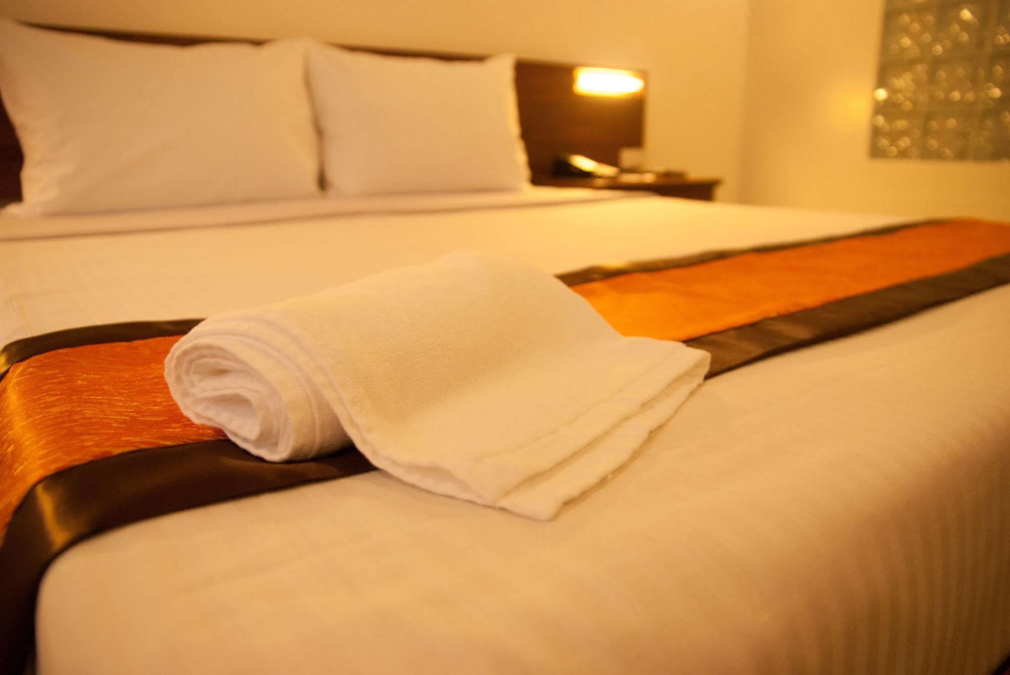 M Suites Hotel Makati City Exterior photo