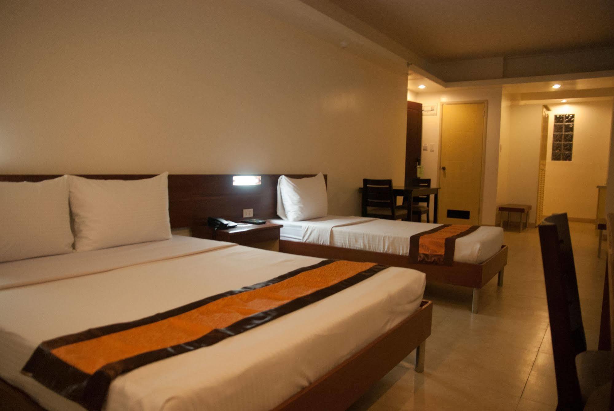 M Suites Hotel Makati City Exterior photo