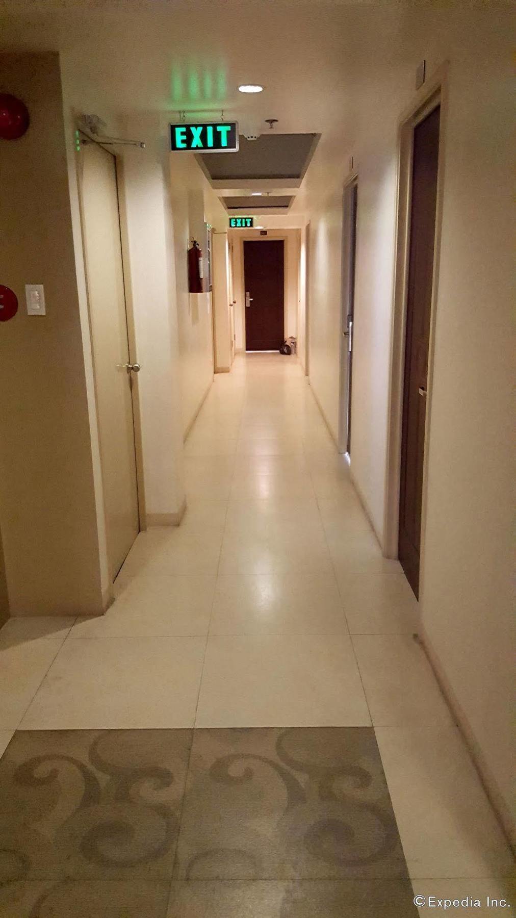 M Suites Hotel Makati City Exterior photo